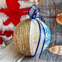 Weihnachtskugel mit gestickter Schneeflocke