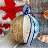 Weihnachtskugel mit gestickter Schneeflocke