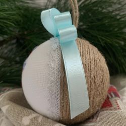 Handbestickte Weihnachtskugel Kleines Mädchen mit Lebkuchenstern und Herz