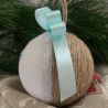 Handbestickte Weihnachtskugel Kleines Mädchen mit Lebkuchenstern und Herz