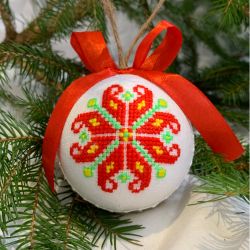 Weihnachtskugel mit gestickter Farnblume