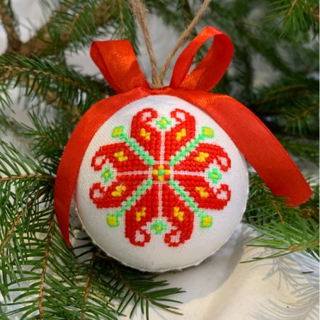 Weihnachtskugel mit gestickter Farnblume