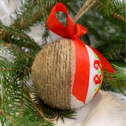 Weihnachtskugel mit gestickter Farnblume