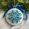 Weihnachtskugel mit gestickter Farnblume
