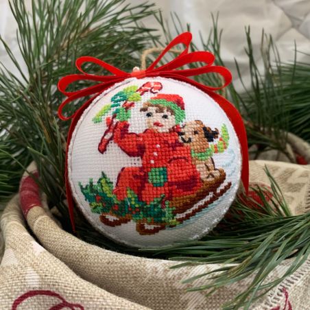 Weihnachtskugel Junge auf Schlitten