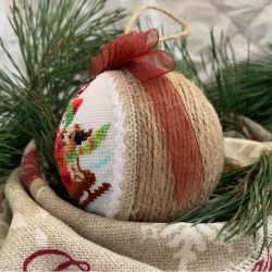 Weihnachtskugel Junge auf Schlitten