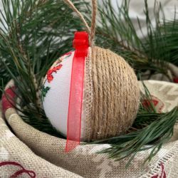 Weihnachtskugel mit gestickten Vogel und Zweig mit Herz