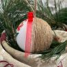 Weihnachtskugel mit gestickten Vogel und Zweig mit Herz