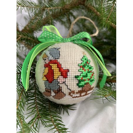 Weihnachtskugel mit gesticktem kleines Mädchen mit einem Weihnachtsbaum