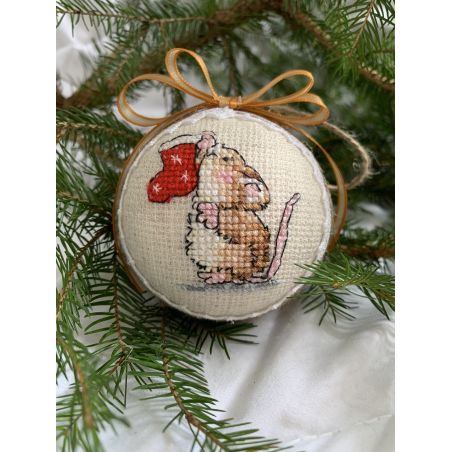 Weihnachtskugel mit aufgesticktem kleiner Maus.