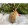 Weihnachtskugel mit aufgesticktem kleiner Maus.