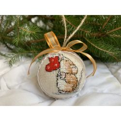 Weihnachtskugel mit aufgesticktem kleiner Maus.