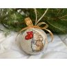 Weihnachtskugel mit aufgesticktem kleiner Maus.