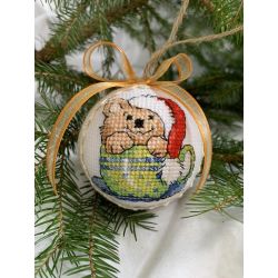 Weihnachtskugel mit gesticktem Teddybär in einer Tasse