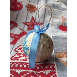 Weihnachtskugel mit gestickter Schneeflocke