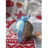 Weihnachtskugel mit gestickter Schneeflocke